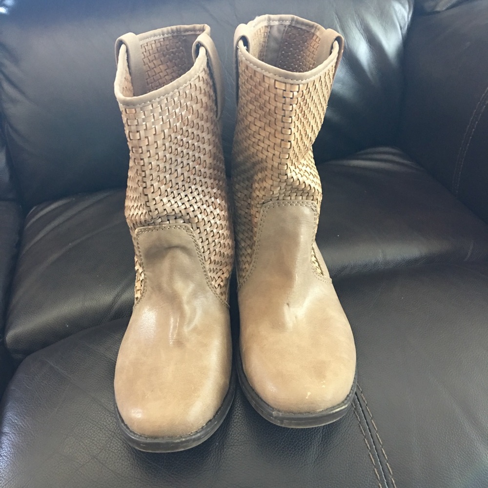 Tan Bare Traps Boots 10.5